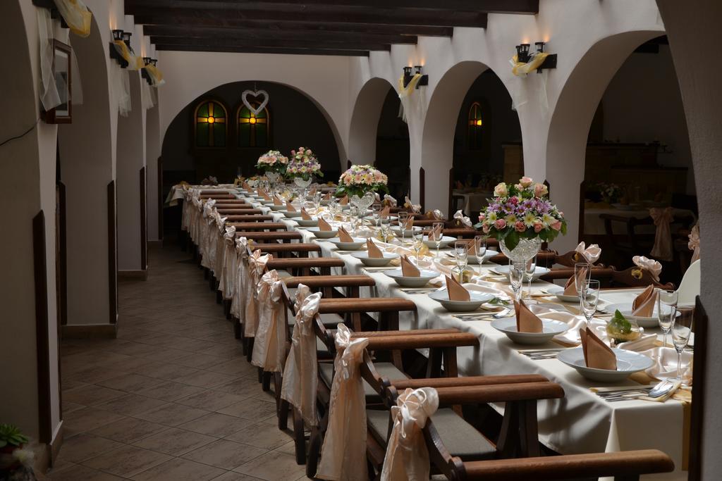 Excalibur Penzion A Restaurace Moravska Trebova Luaran gambar